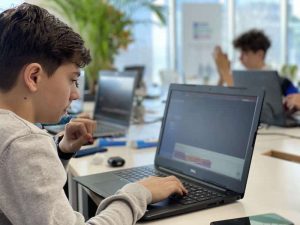 s-au inchis scolile code school clubs